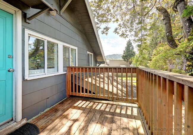 Building Photo - 6015-6017 SE 99th Ave