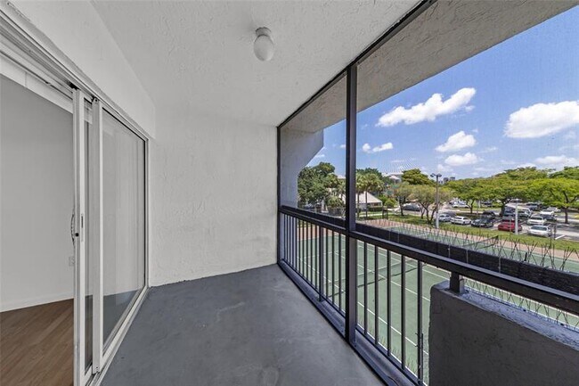 Building Photo - 721 N Pine Island Rd