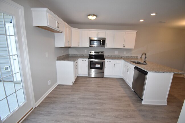 Building Photo - The Stowe Court Dog Friendly Condo for rent!