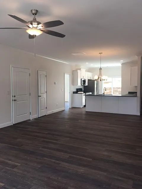 Building Photo - Sign a 12-month lease now and receive the ...