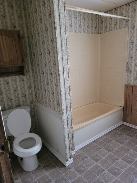 Building Photo - 413 Miller St