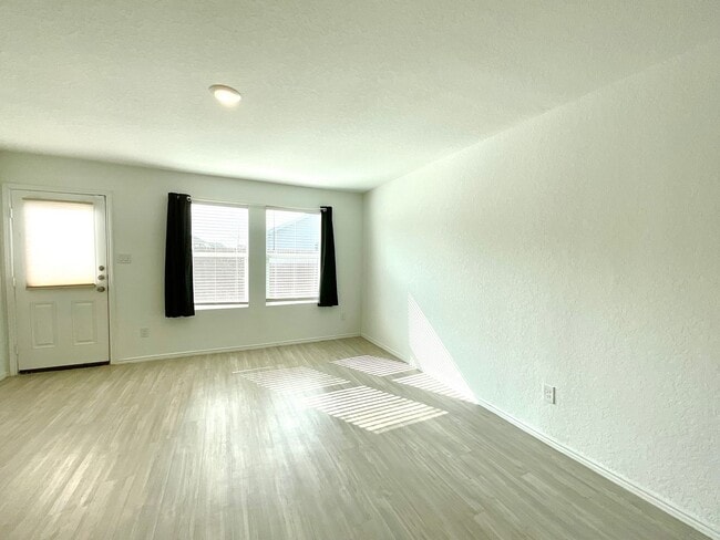 Building Photo - **APPLICATION RECEIVED** **MOVE IN SPECIAL** Beautiful 4BR/2BA Home with Fenced Yard & Garage!