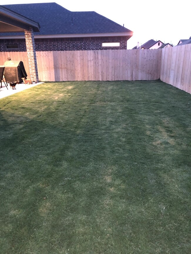 Building Photo - 1018 N Genoa Ave