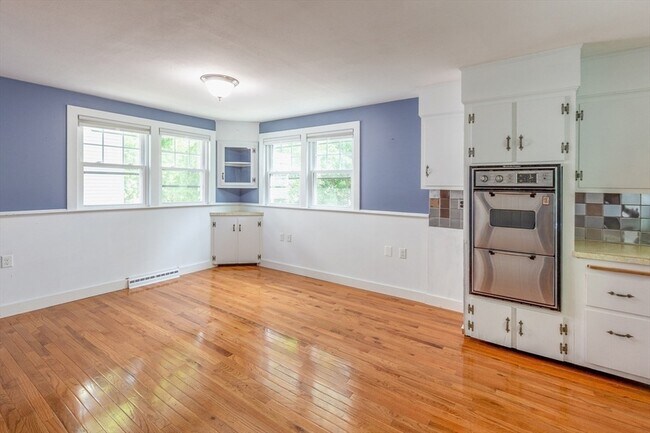 Building Photo - 10 Samoset St