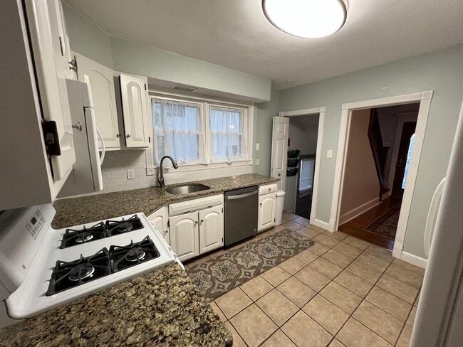 Building Photo - 519 School St