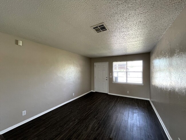 Building Photo - 3 Bedroom Home In Mustang School District!