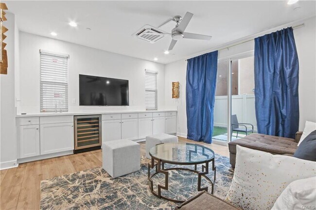 Building Photo - 660 Daniel Freeman Cir