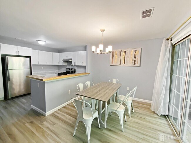 Building Photo - 5062 Beech Ct