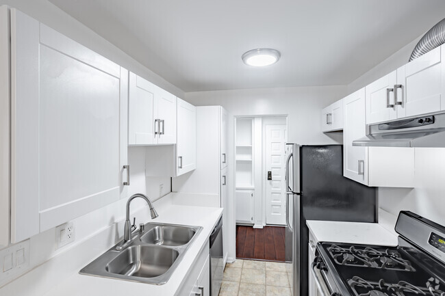 1BR, 1BA - 842 SF - The Ashton