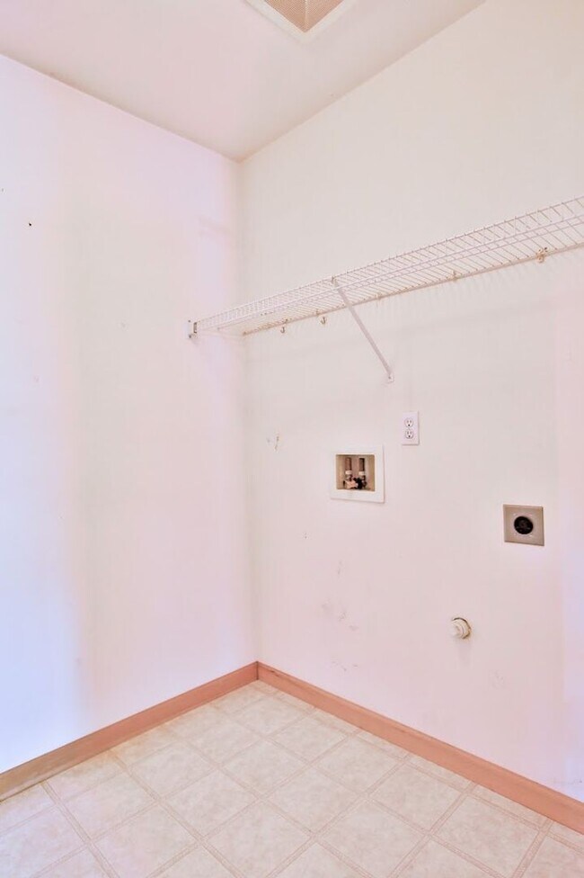 Building Photo - Lovely Home located in Oak Harbor and Ready for a New Tenant!