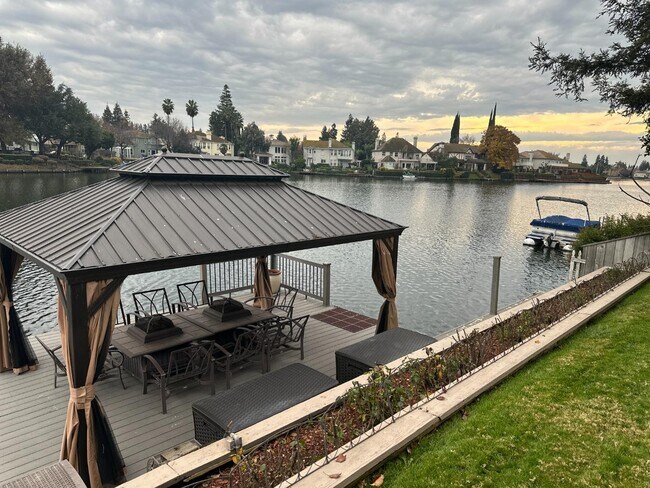 Building Photo - 4824 Longcove Dr