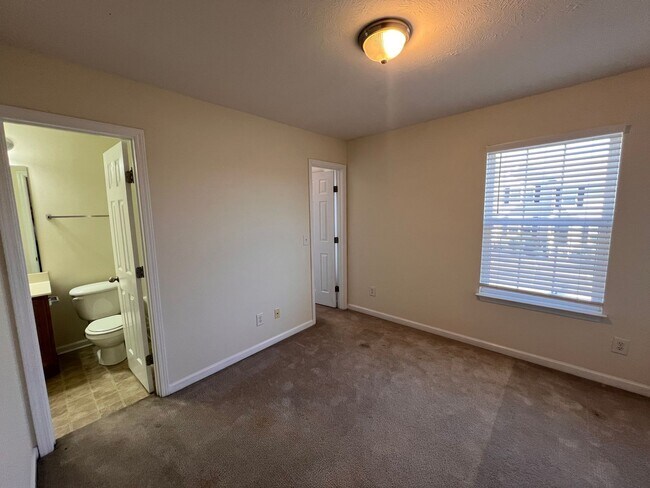 Building Photo - Available Now! 2 Bed, 2.5 Bath Townhome in The Cottages Of Lake Forest