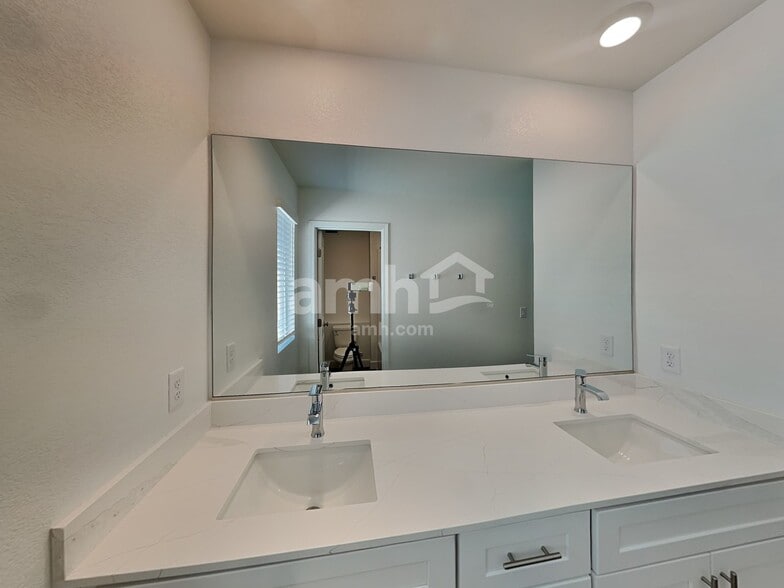 Building Photo - 6428 Marthas Vineyard Ave