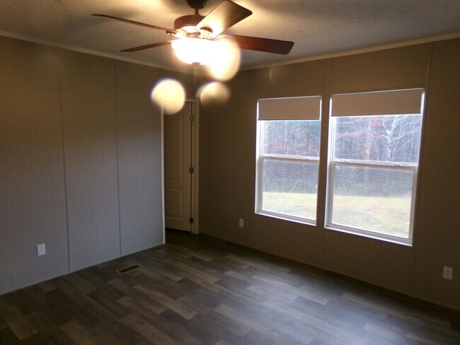 Building Photo - Country Living