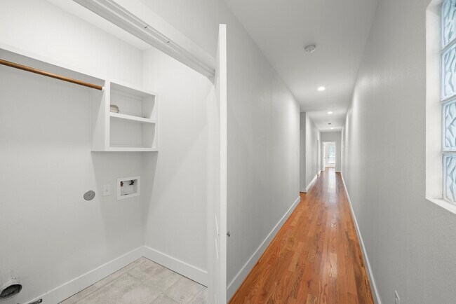 Building Photo - 206 Burr St