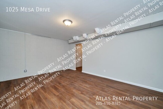 Building Photo - 1025 Mesa Dr