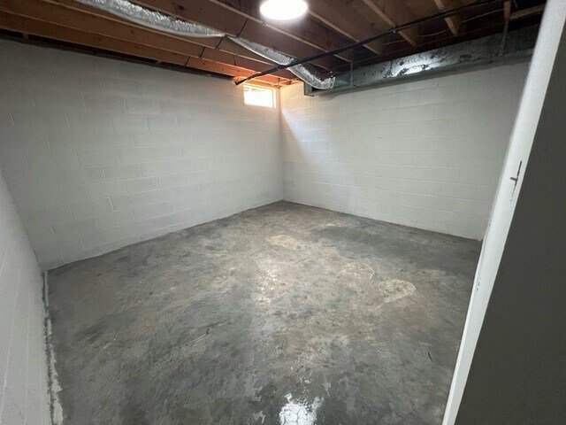 Building Photo - 935 Pinecrest Dr