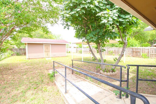 Building Photo - 2729 Christian Dr