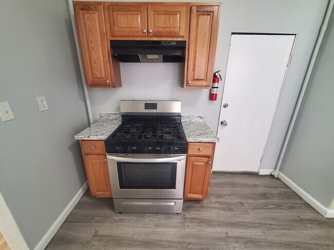 Building Photo - 10 Abbotsford St