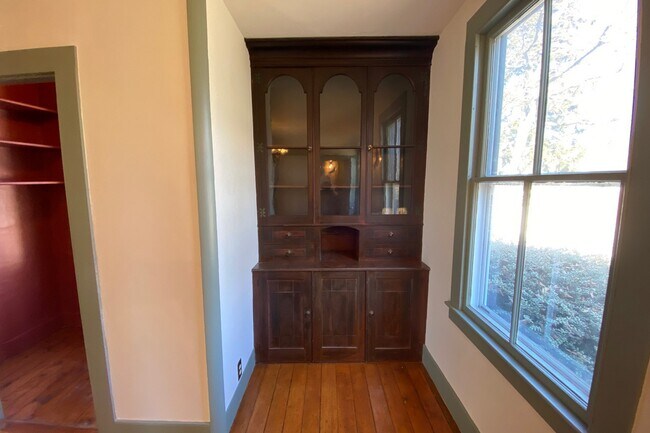 Building Photo - 12 Scholes Ln