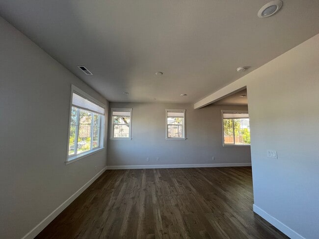 Building Photo - Beautiful 4 Bedroom 3.5 BA Home! Mother in Law Suite, Attached Garage & Top floor Bonus Room!