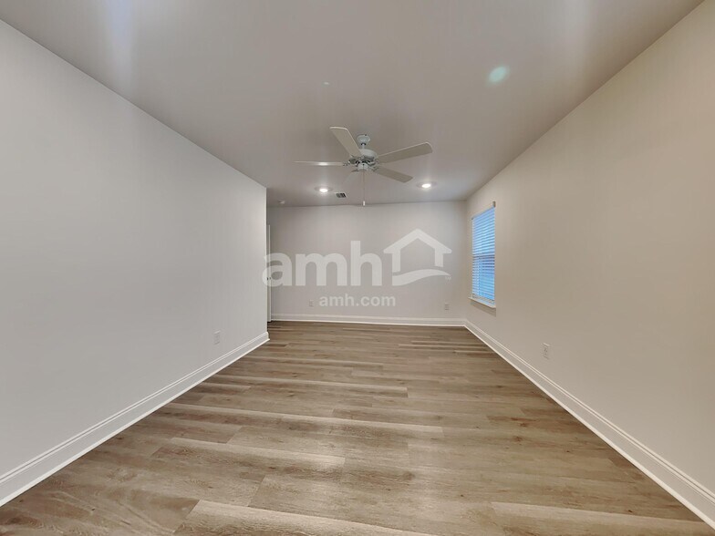 Building Photo - 5500 Front St