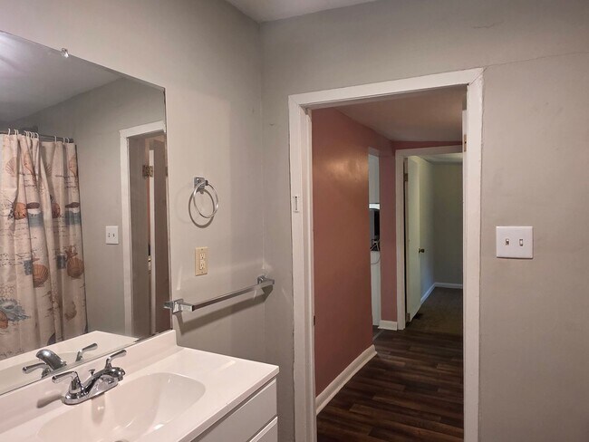 Building Photo - Knoxville 37921 - 3 bedroom 1 bath - call Lisa Vineyard or Shannon Russell 865-216-9334