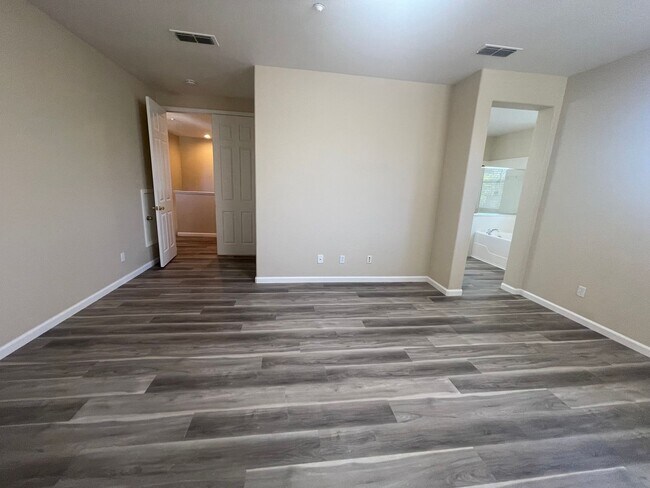 Building Photo - Beautiful 4 Bedroom Close to Downtown Brentwood!