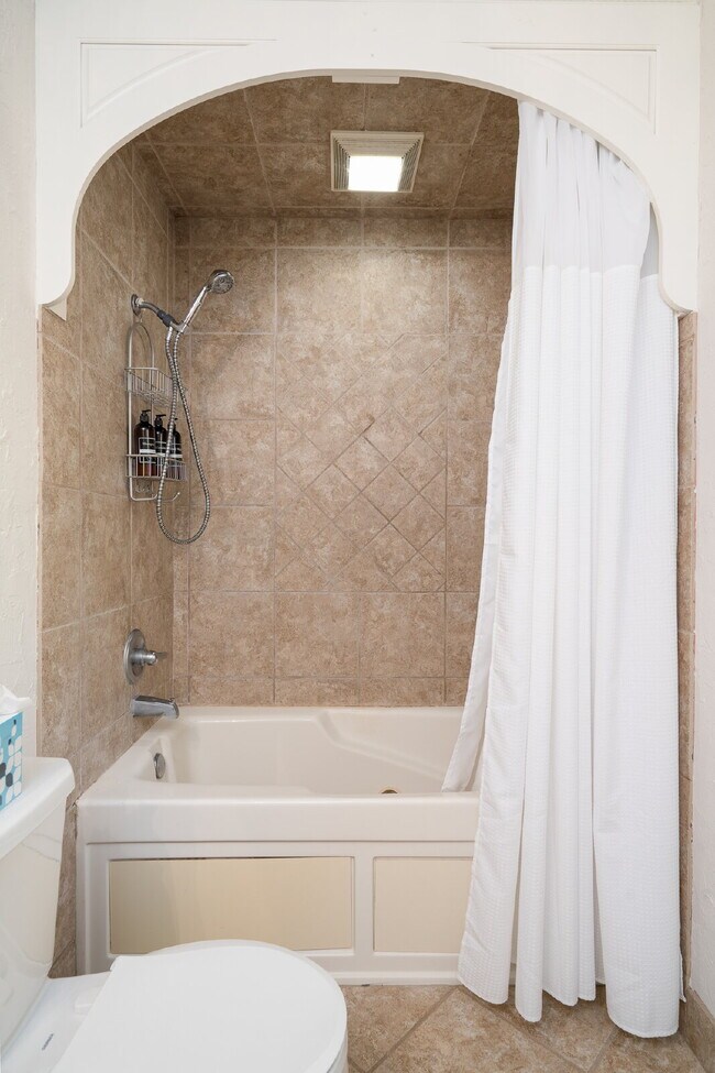Building Photo - Lake Minnetonka 3-Bedroom Modernized Home ...