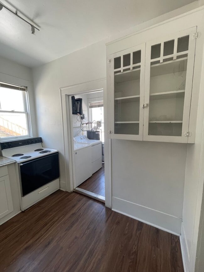 Building Photo - 3bed/1bath Duplex on West Campus