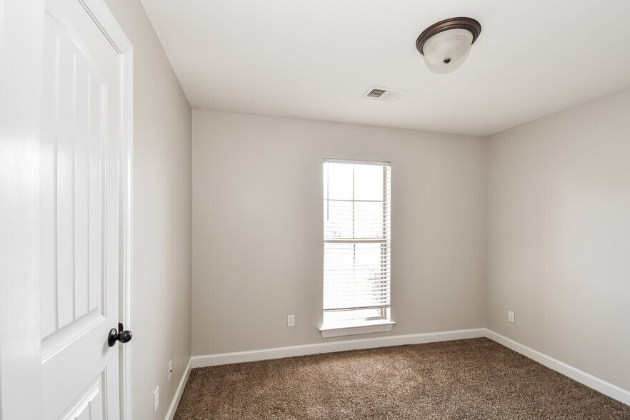 Building Photo - 8213 Park Pike