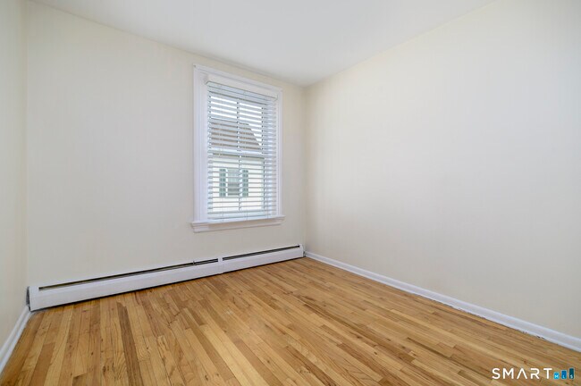 Building Photo - 18 Elm Tree Pl