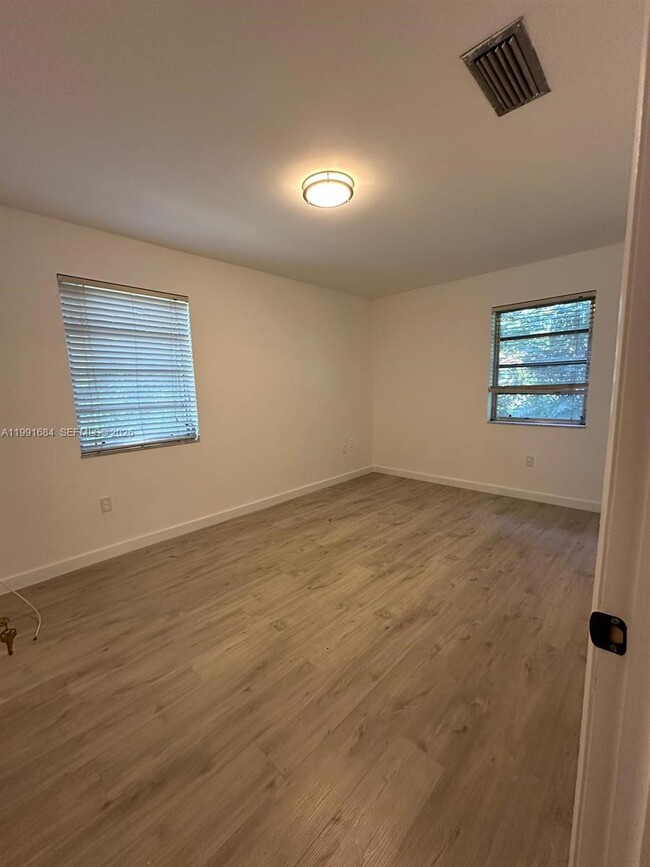 Building Photo - 3755 Oak Ave