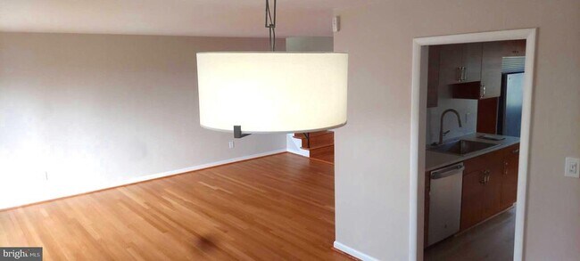 Building Photo - 9820 Inglemere Dr