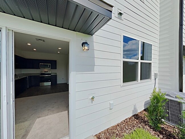 Building Photo - 703 Madison Dr