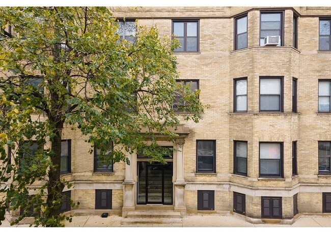 Building Photo - 923 W Waveland Ave