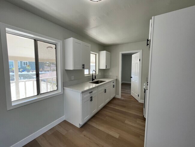 Building Photo - 1514 S Bentley Ave