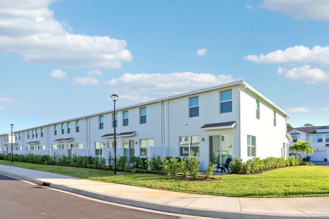 Building Photo - 5719 SE Edgewater Cir