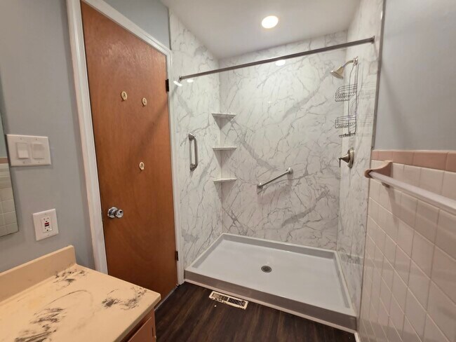 Building Photo - 8241 Robin Hood Dr