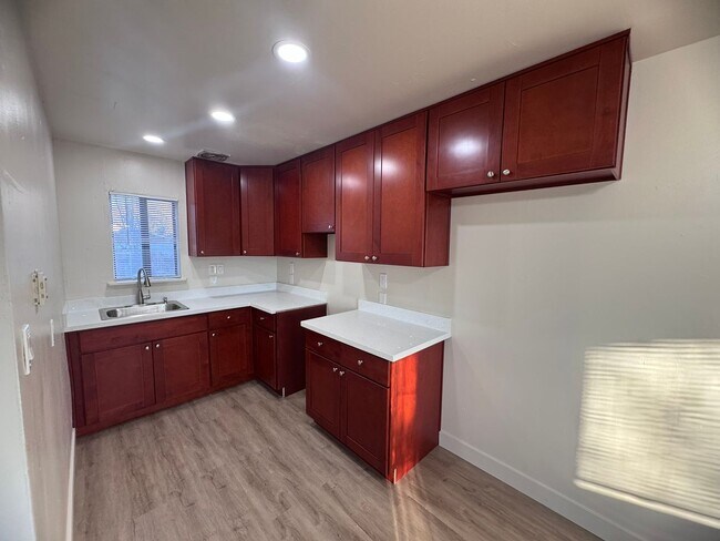 Building Photo - Remodeled Studio Near Sutter Park & Tower Bridge