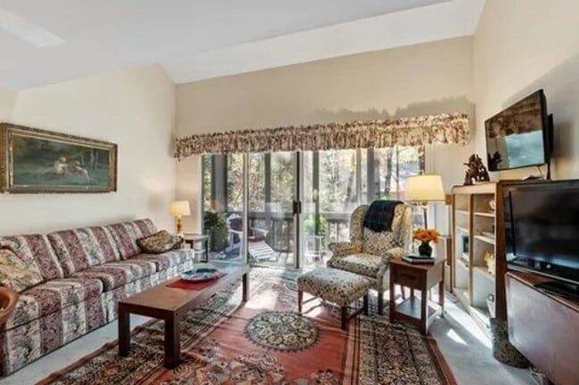 Building Photo - Large 2 Bed/2.5 Bath Condo | Private Back Deck | Washer and Dryer and More!