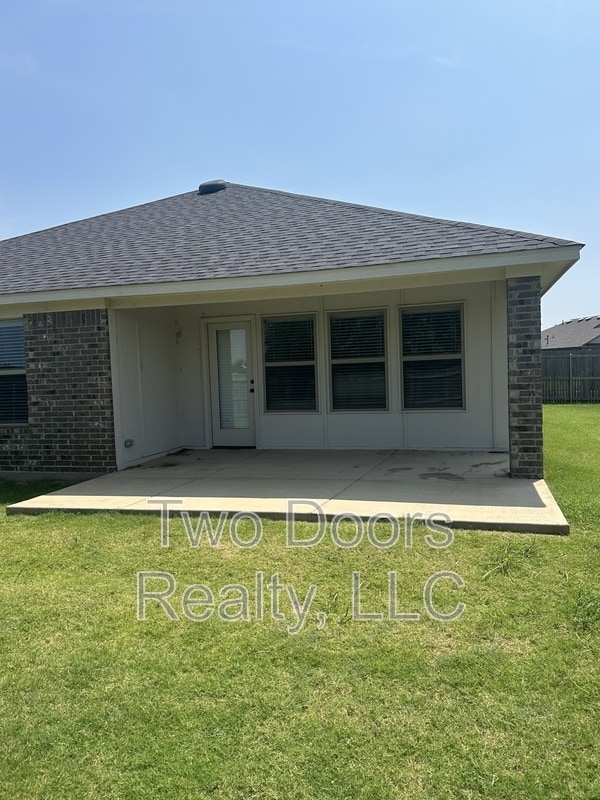 Building Photo - 2229 Roca Dr