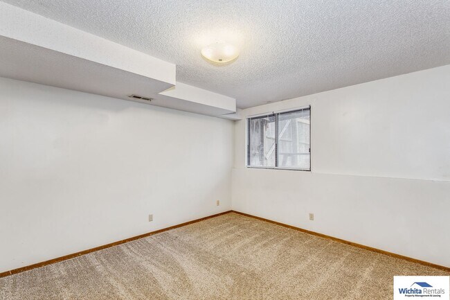 Building Photo - **SE Wichita -  3 BEDROOM BI-LEVEL DUPLEX**