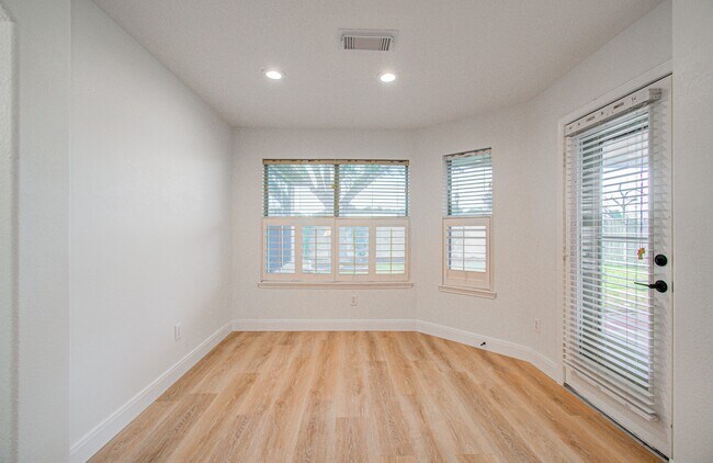 Building Photo - 2311 Meadow Briar Dr