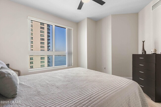 Building Photo - 231 Riverside Dr