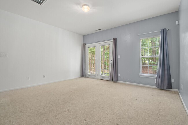 Building Photo - End-unit 2 Bedroom Townhome