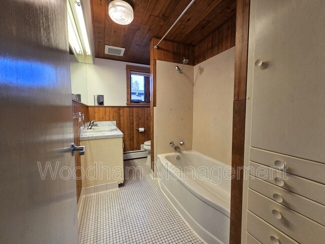 Building Photo - 621 S 14th Ave