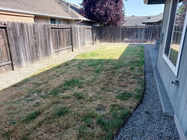 Building Photo - 3 bed 2 bath  Home for Rent in Grants Pass