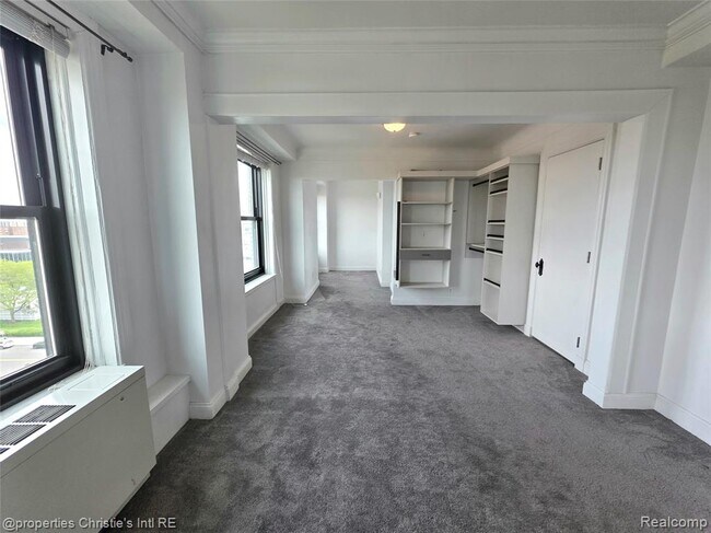 Building Photo - 15 E Kirby St