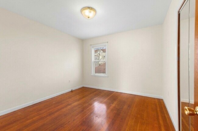 Building Photo - 344 Snell St